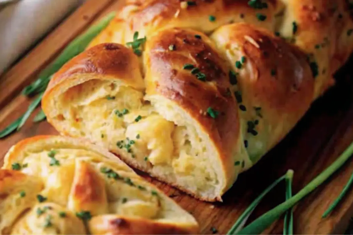 Knoblauch-Schinken-Käse-Zopf aus Pizzateig